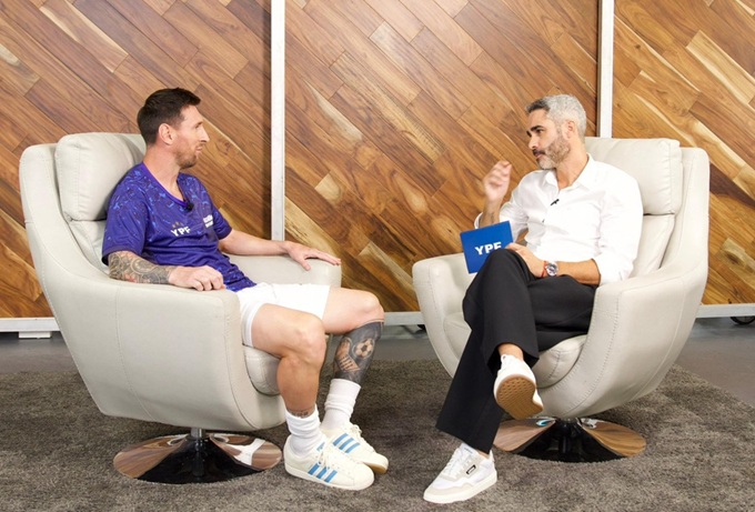 Messi trong cuộc trả lời phỏng vấn với nhà báo Pollo Alvarez