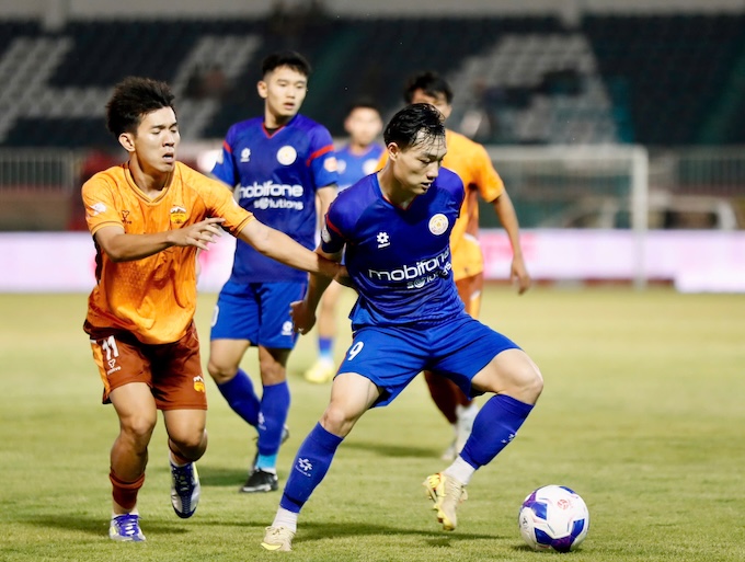 Hiểu Minh (PVF-CAND) trong sự đeo bán của cầu thủ chủ nhà. Ảnh: Anh Khoa