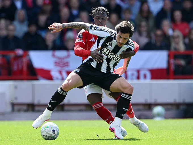 Newcastle có trận hòa 1-1 trước Nottingham
