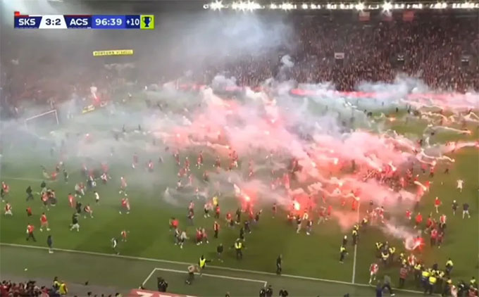 Quang cảnh không khác gì bãi chiến trường ở trận đấu giữa Slavia Prague và Sparta Prague