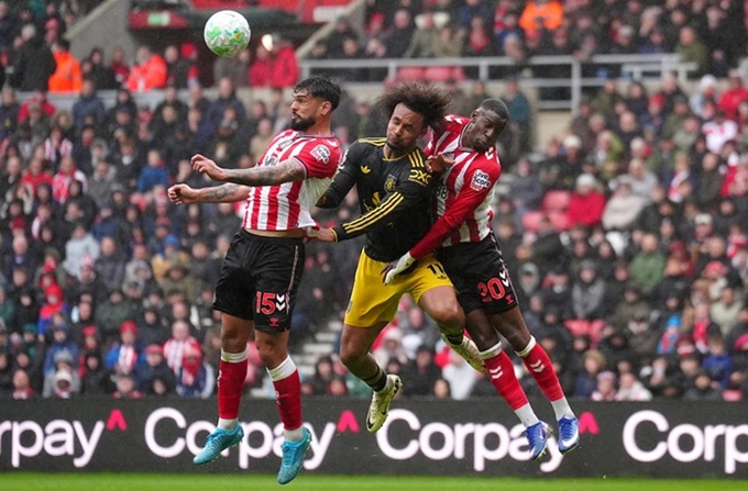 Zirkzee lép vế hoàn toàn trước hàng thủ Sunderland