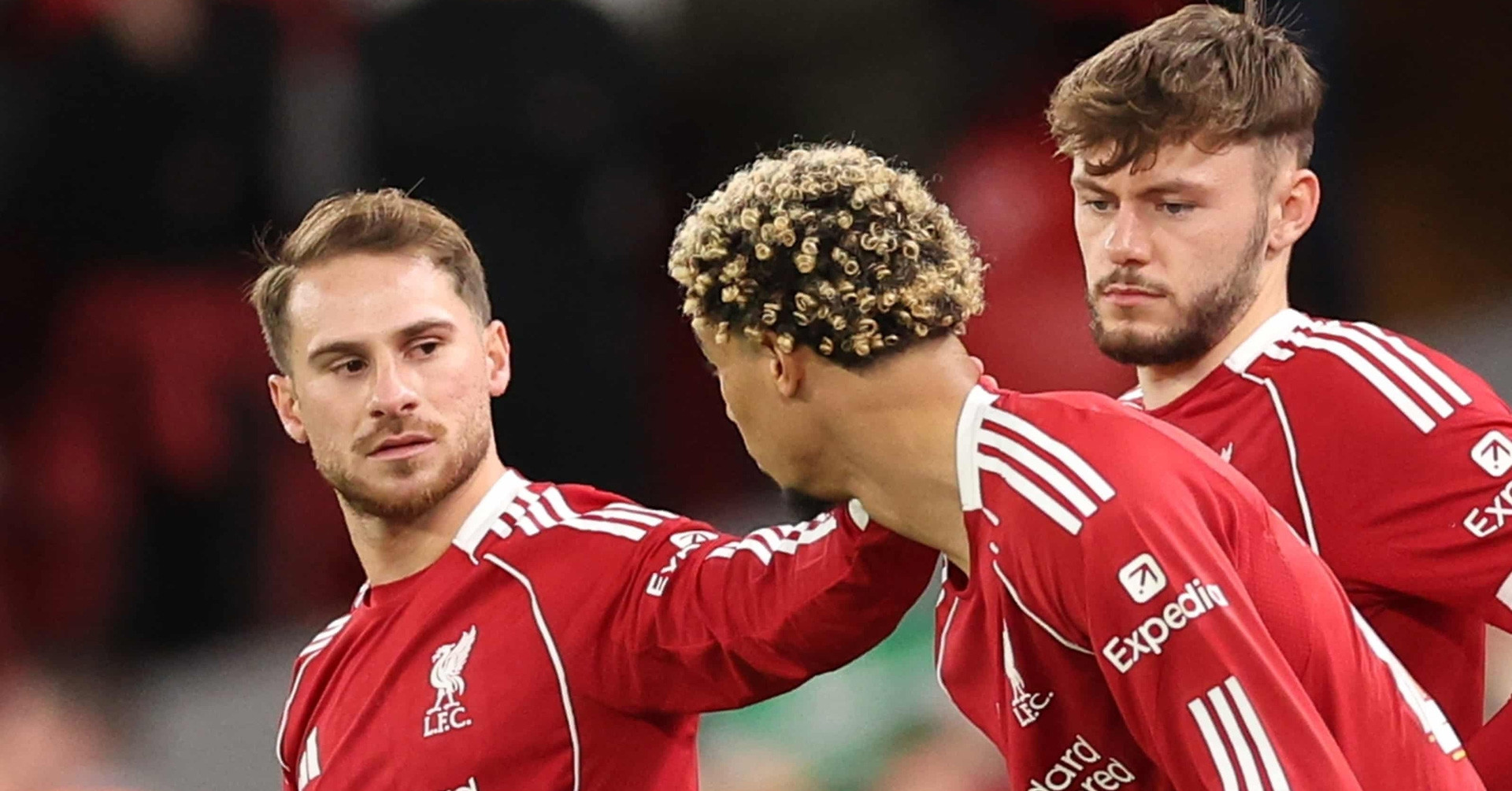 Tiếng la ó của NHM giờ nhằm vào cả tập thể Liverpool