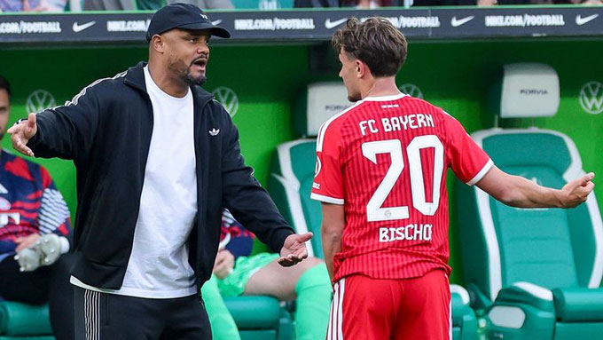 Kompany và Bischof có tranh cãi về chiến thuật của Bayern ở trận thắng Wolfsburg - Ảnh: Bayern Power