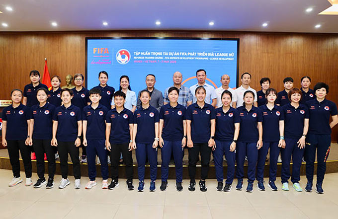 Lãnh đạo VFF chụp ảnh cùng các giảng viên, học viên tham gia khóa tập huấn