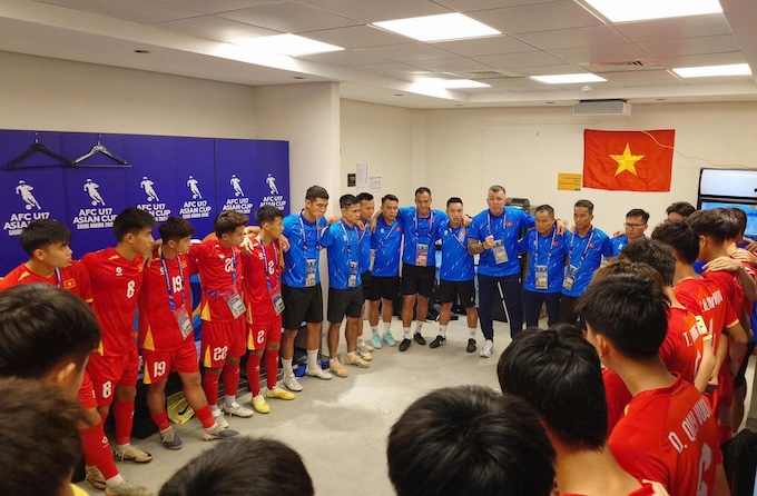 HLV Cristiano Roland động viên học trò sau trận đấu. Ảnh: VFF