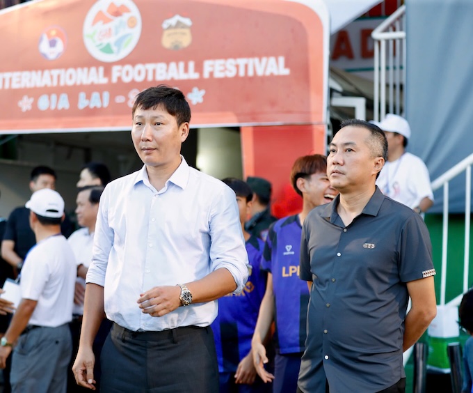 HLV Kim Sang Sik và Phó Chủ tịch VFF Nguyễn Xuân Vũ. Ảnh: Anh KHoa