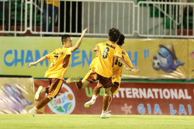 Niềm vui của cầu thủ U14 HAGL khi có bàn mở tỷ số. Ảnh: Hoàng Tùng