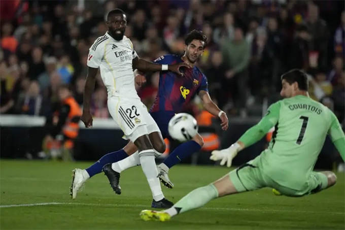 Real Madrid cay đắng nhìn đối thủ nâng cao chức vô địch