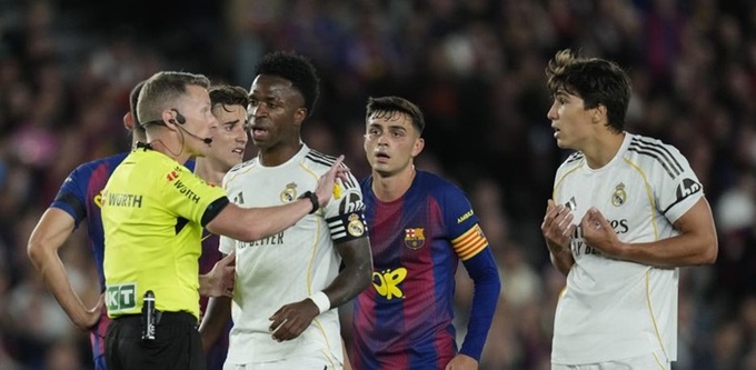 Không chỉ thua trên sân cỏ, Real Madrid còn mất kiểm soát trong phòng thay đồ