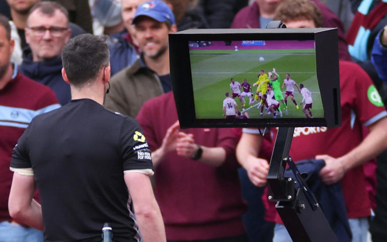 Tình huống kiểm tra VAR có thể làm thay đổi chức vô địch Premier League 2025/26