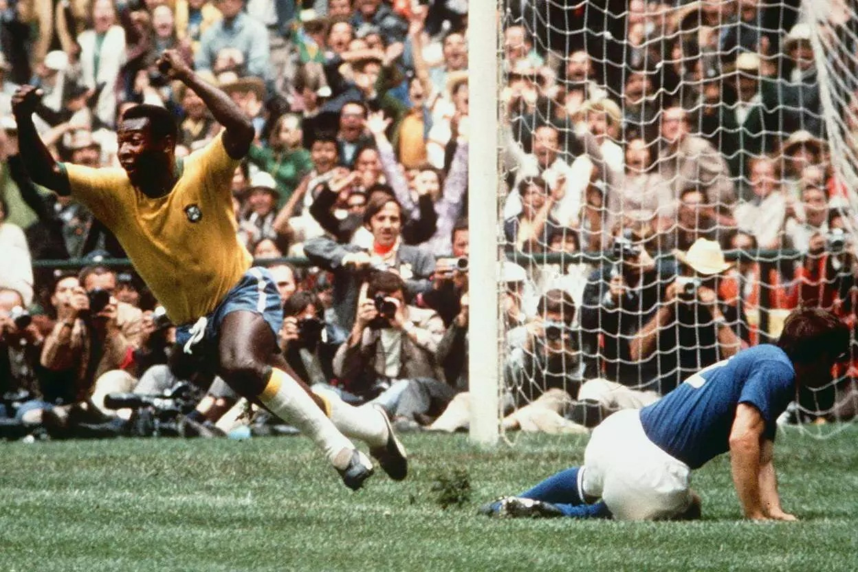Pele ghi bàn thứ 100 chẵn cho Brazil tại World Cup 1970, trong trận chung kết thắng 4-1 trước Italia