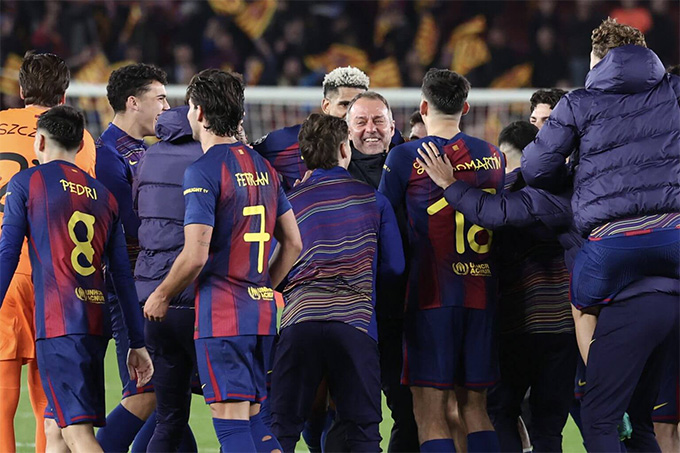 Các cầu thủ Barca và HLV Flick ăn mừng chiến thắng trước Real