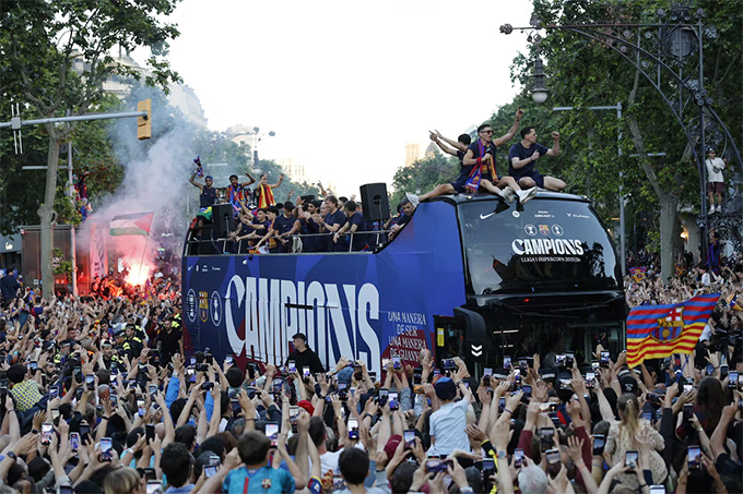 Barca diễu hành mừng chức vô địch thứ 29 trong lịch sử