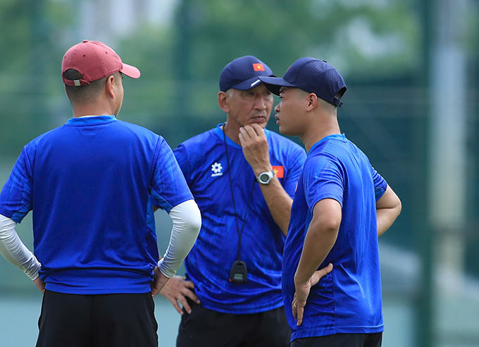 HLV Yutak Ikeuchi cho biết toàn đội đang nỗ lực chuẩn bị cho U19 Đông Nam Á 2026. Ảnh: Phan Tùng
