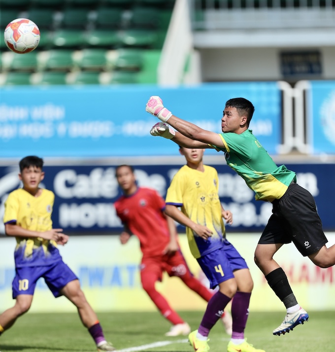 Pha tấn công của U14 Hà Nội trước khung thành đội AMD Malaysia. Ảnh: Minh Trần