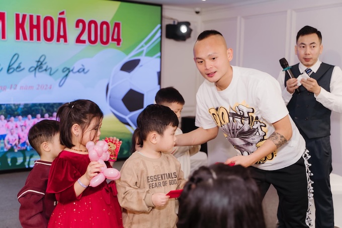 Quốc Phương đang rất muốn lan toả tình yêu bóng đá của mình đến các trẻ em xứ Thanh. Ảnh: CTV
