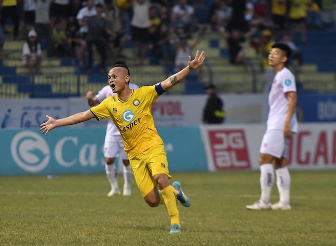 Quốc Phương mang trên tay chiếc băng của đội trưởng CLB Thanh Hoá. Ảnh: CTV
