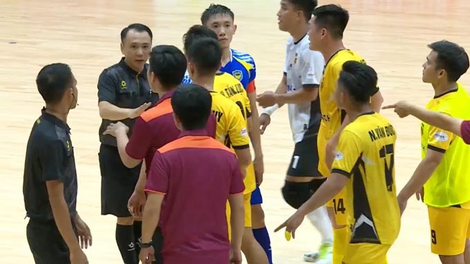 Tranh cãi của cầu thủ Sài Gòn Titans khi trọng T không công nhận bàn thắng