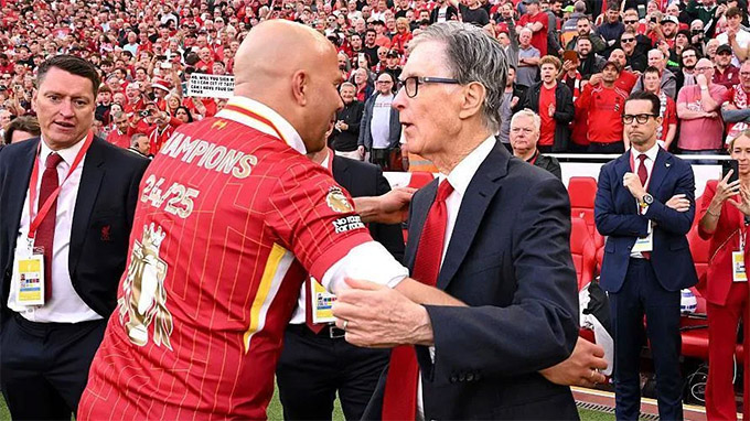 Slot là một trong những HLV hiếm hoi vô địch Premier League ngay mùa đầu tiên
