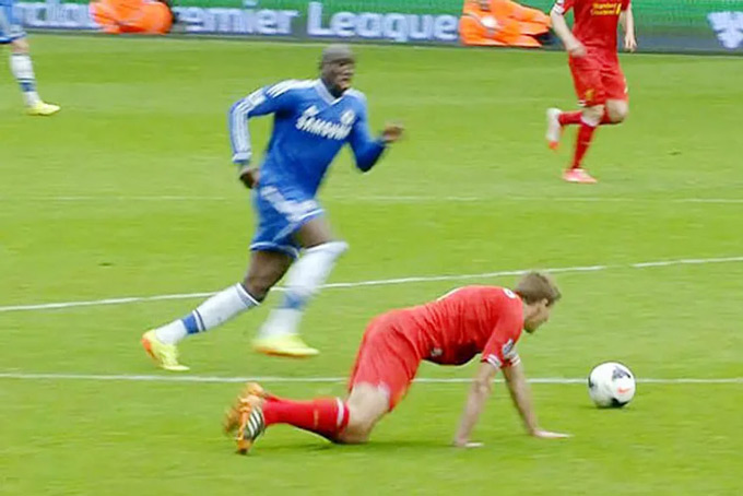 Cú trượt chân kinh điển của Gerrard năm xưa