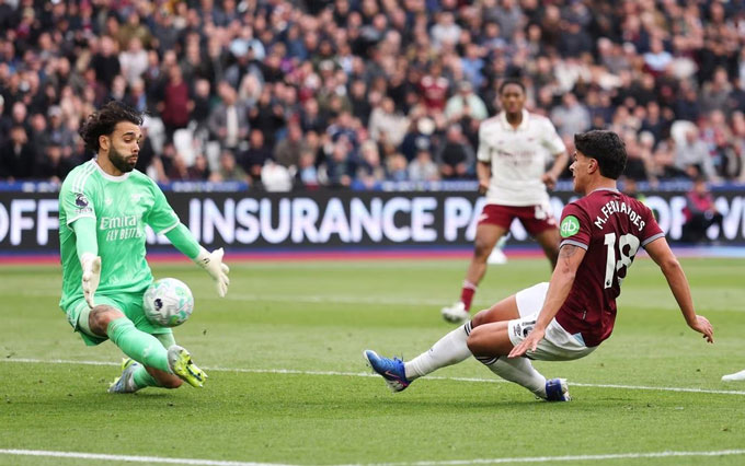 Pha cứu thua quyết định của Raya ở trận gặp West Ham - Ảnh: Arsenal.com