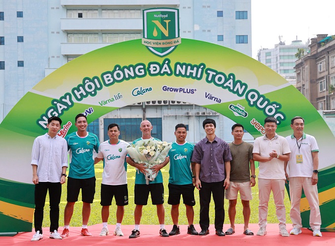 Các trò ruột như Công Phượng, Nhật Minh... đã đến chúc mừng thầy "Giôm". Ảnh: Đông Huyền