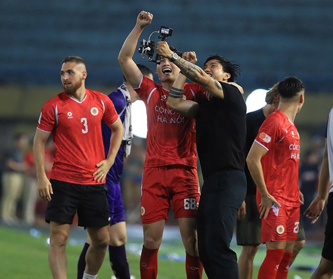 Đoàn Văn Hậu lần thứ 5 vô địch V.League - Ảnh: Minh Tuấn