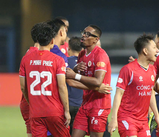 Đây là lần đầu tiên cầu thủ Việt kiều Cao Pendant Quang Vinh vô địch V.League