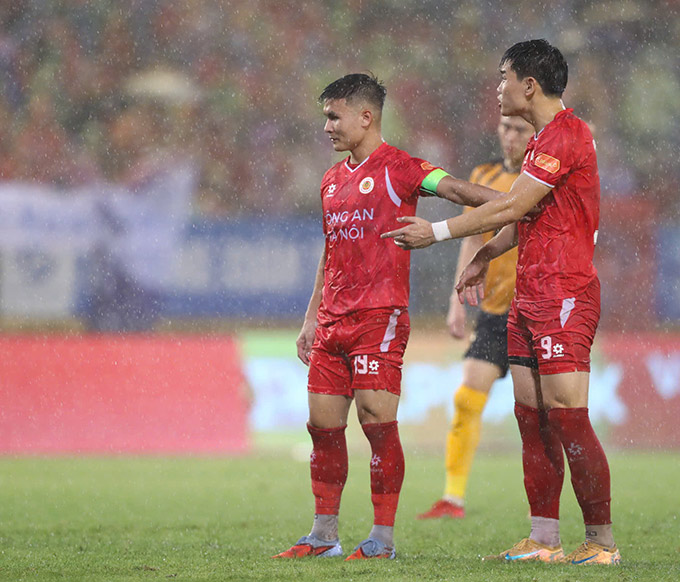 Khi cả hai đều muốn đá penalty, đội trưởng Quang Hải đã nhanh chóng chạy đến phía Đình Bắc, nhẹ nhàng cản anh không sa vào tranh cãi với Alan. Trước tác động từ đội trưởng, Đình Bắc trấn tĩnh lại và chứng kiến Alan thực hiện penalty