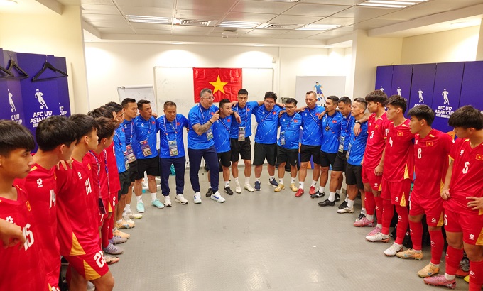Thầy trò HLV ĐT U17 Việt Nam sau một trận đấu. Ảnh: VFF