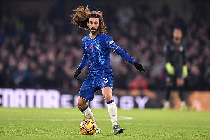 Alonso thích tinh thần chiến đấu của Cucurella