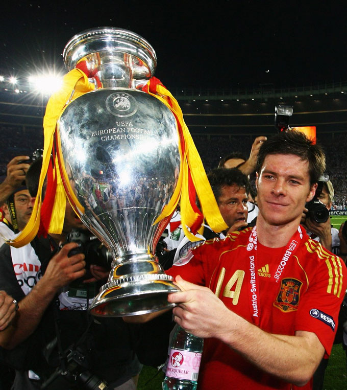Rất nhiều cầu thủ của Chelsea còn không biết cái cúp này của Alonso là cúp gì 