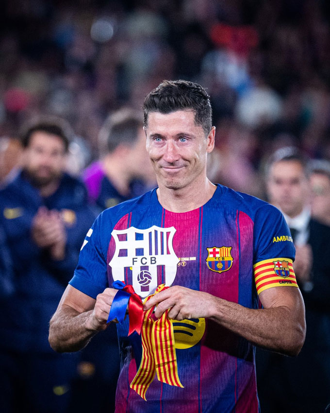 Lewandowski có bàn phát biểu đẫm nước mắt sau trận - Ảnh: @FCBarcelona