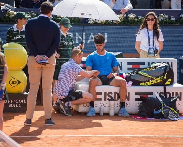 Alcaraz gặp vấn đề ở cổ tay phải tại Barcelona Open