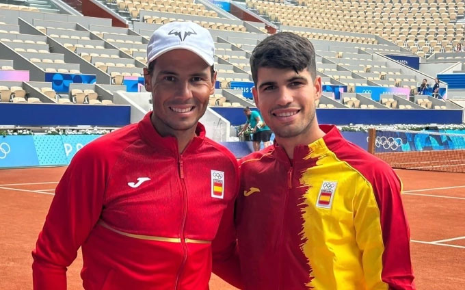 Alcaraz (phải) và Nadal đánh đôi trong màu áo Tây Ban Nha ở Olympic Paris 2024