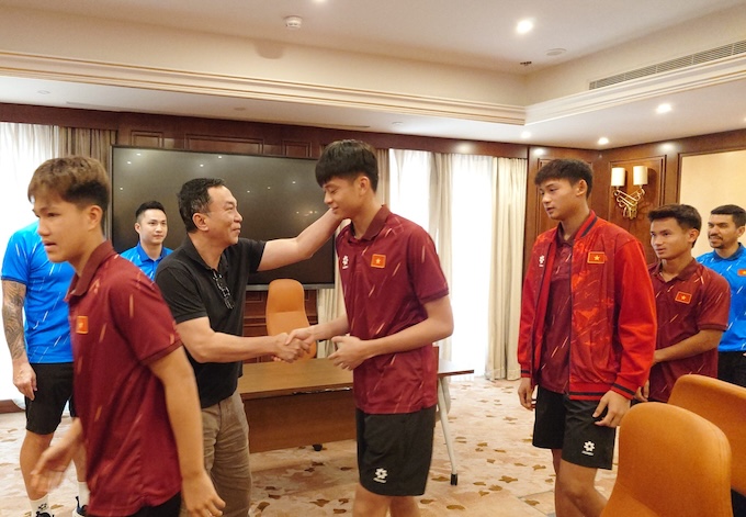 Chủ tịch VFF Trần Quốc Tuấn luôn có mặt động viên ĐT U17 Việt Nam. Ảnh: VFF