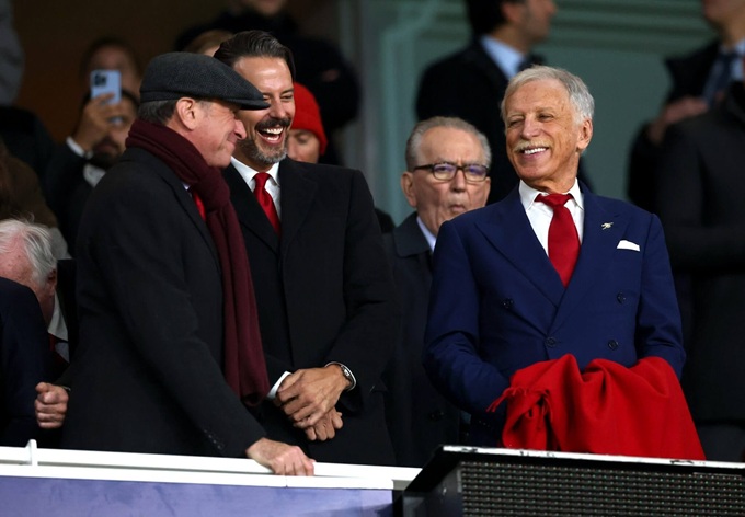 Stan Kroenke (bên phải) cùng con trai Josh (giữa) và Tim Lewis vào năm 2024