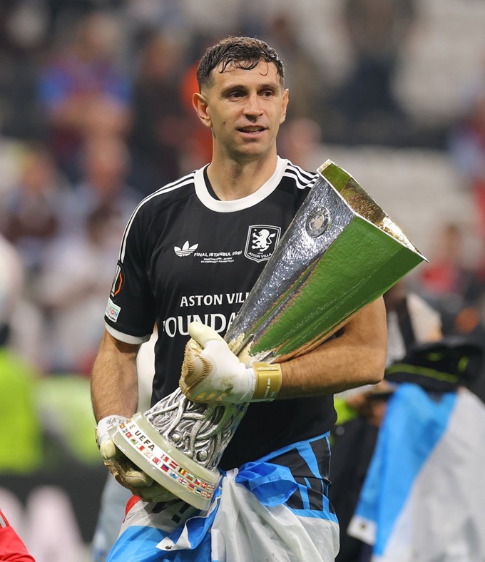 Emiliano Martinez và chiếc cúp Europa League sau trận chung kết với Freiburg
