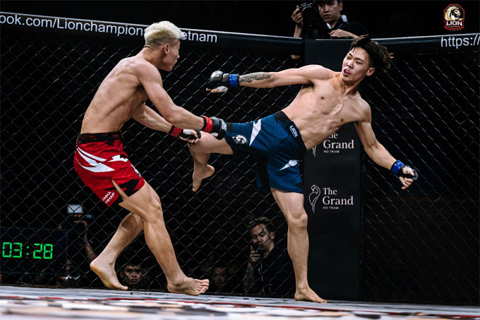 Châu La (phải) hạ gục Bàn Văn Hoàng tại LION Championship 31