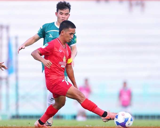 Thanh Hải bỏ lỡ nhiều cơ hội ghi bàn cho Long An - Ảnh: FBNV