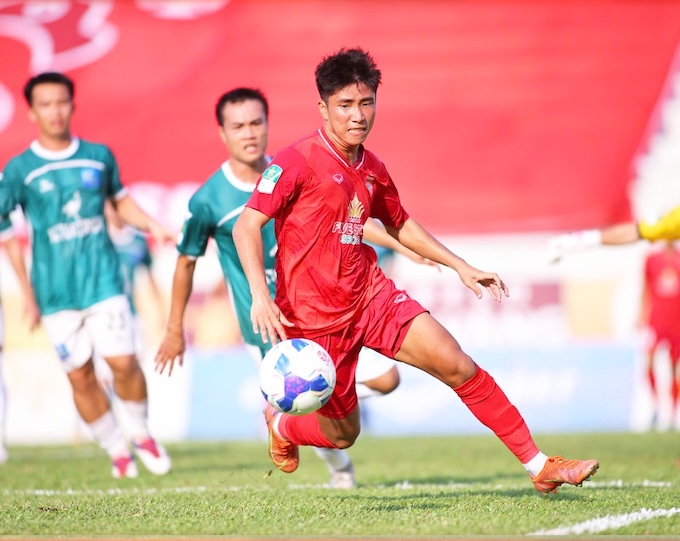 Cuộc so kè giữa Long An và Khánh Hoà trên sân Tân An - Ảnh: FBNV