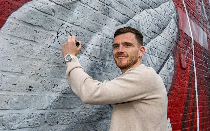 Robertson kí tên trên bức tường bên ngoài sân Anfield