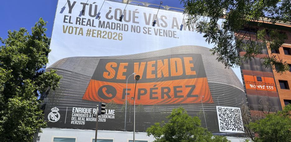 Riquelme tung hình ảnh SVĐ Bernabeu với biển hiệu "Cần bán" và biểu tượng điện thoại có tên Perez trên đó