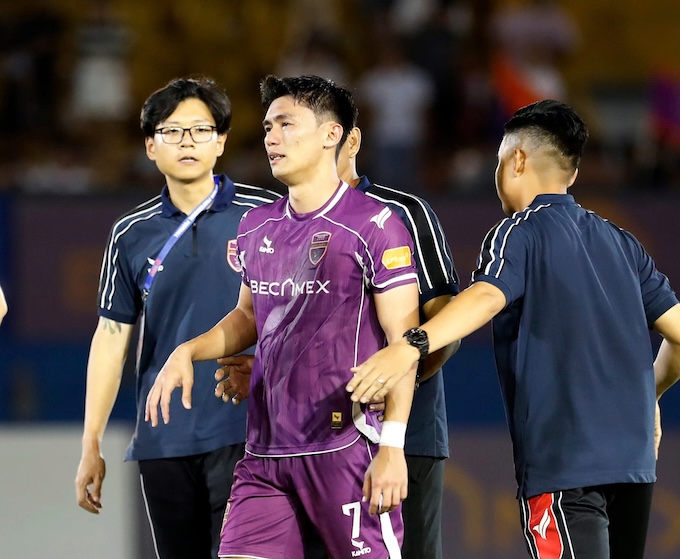 Cầu thủ Việt Cường vẫn rơi nước mắt khi đội nhà rớt hạng. Ảnh: Anh Khoa