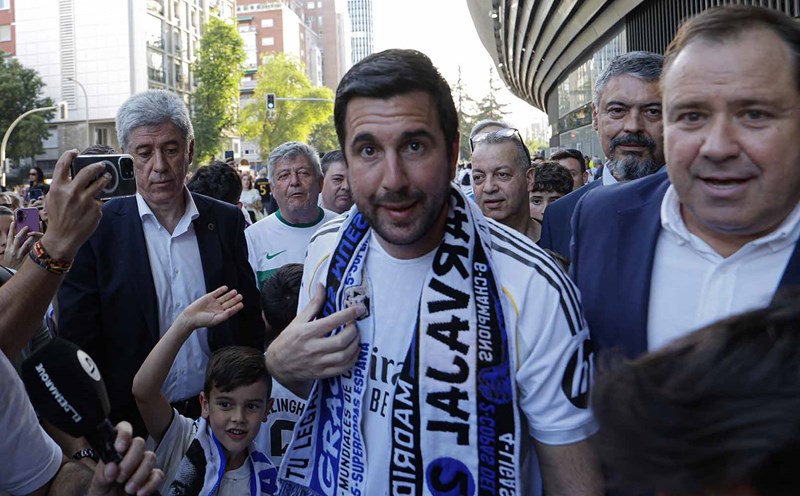 Enrique Riquelme với khẩu hiệu "Di sản và Tương lai"