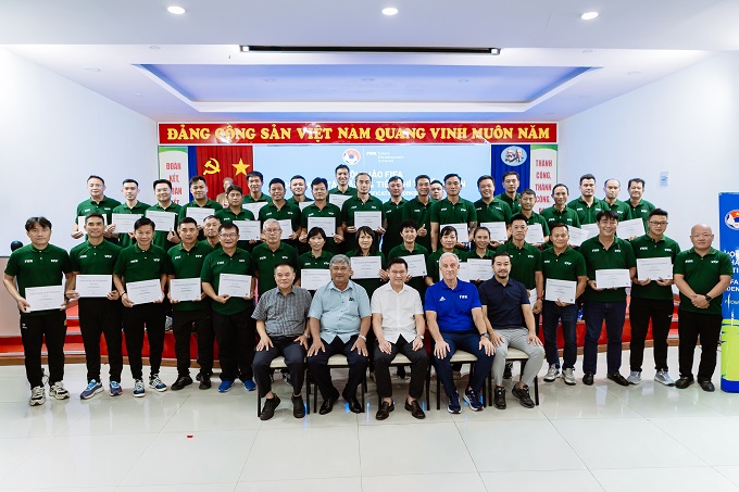 Lãnh đạo VFF, chuyên gia FIFA cùng các học viên chụp ảnh lưu niệm. Ảnh: Hà Đức 