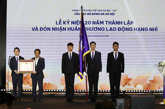 CLB Hà Nội vinh dự đón nhận Huân chương Lao động hạng Nhì do Đảng, Nhà nước trao tặng trong lễ kỷ niệm 20 năm thành lập CLB 