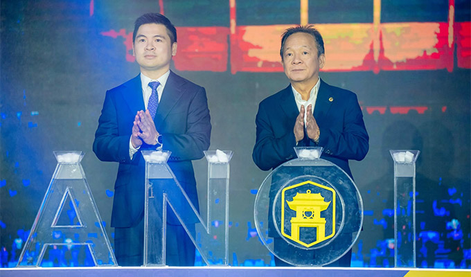 Ông bầu Đỗ Quang Hiển và con trai Chủ tịch CLB Hà Nội - Đỗ Vinh Quang trong lễ kỷ niệm 20 năm thành lập CLB 