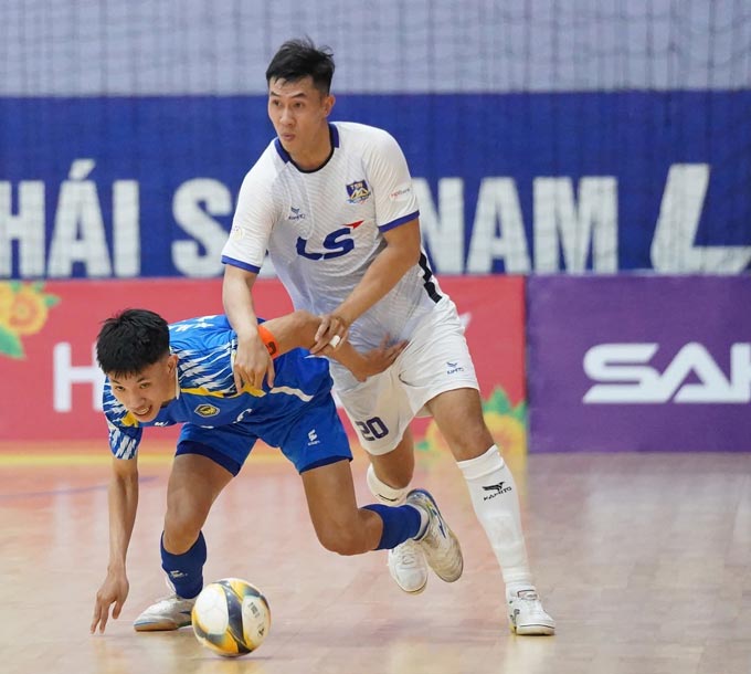Sahako (áo xanh) đã chơi nỗ lực và có trận hoà xứng đáng - Ảnh: Nguyễn Khanh