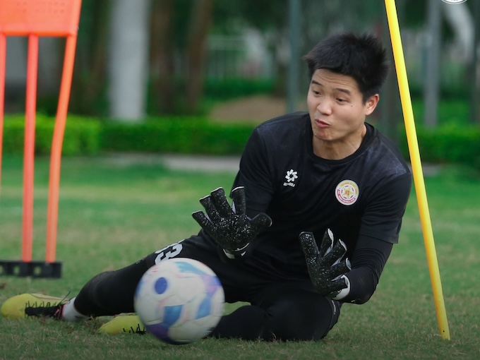Thủ môn Phí Minh Long là người từng 3 lần tham dự các trận play-off. Ảnh: FBNV